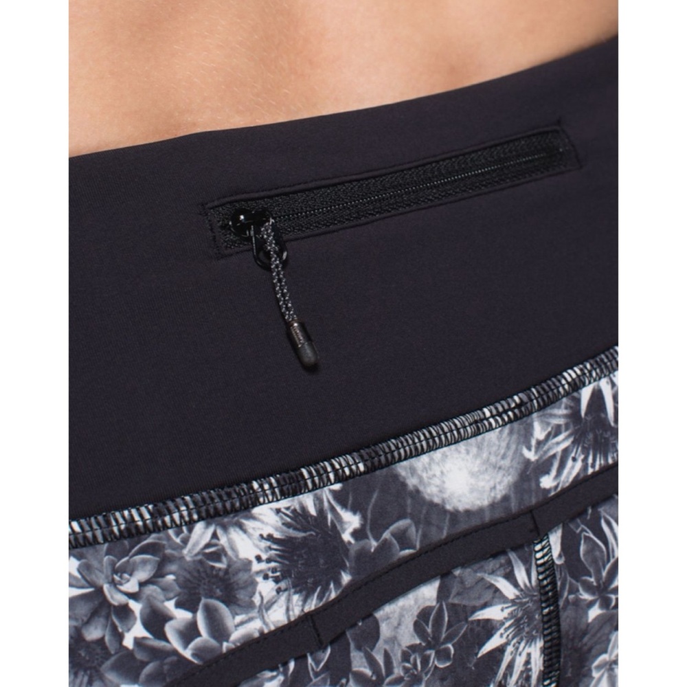 Lululemon Run Times Short Flowabunga black angel wing/black 10 - Picture 5 of 12